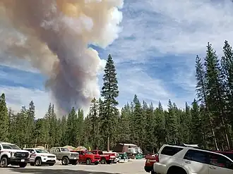 Een flammagenituswolk door de Washburn Fire op 8 juli 2022, gezien vanaf Oakhurst