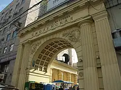 De toegangsboog aan de tuinring