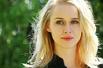 Lisa Henni vertolkt de rol van Madelene.