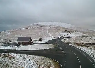 A18 bij the Bungalow, kruising met de Snaefell Mountain Railway en Sulby Glen Road en de Snaefell op de achtergrond