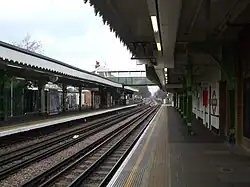 Sporen en perrons met Victoriaanse perronkappen gezien uit het zuiden.