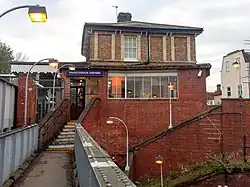 De noordgevel van het station gezien vanaf de brug over de High Street.
