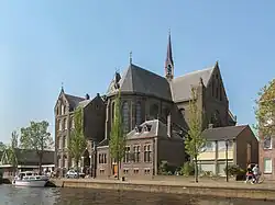 Zijaanzicht met dakruiter, gezien vanaf de Koopmansgracht