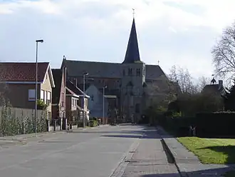 Kerkeweg met Sint-Elooiskerk in Snellegem