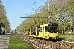 Sneltram Utrecht 5006 op de Beneluxlaan op Kanaleneiland; 17 april 2020.