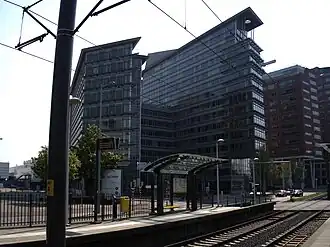 Sneltramhalte Graadt van Roggenweg met op de achtergrond het Hojel City Center.