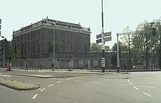 De Portugees-Israëlietische Synagoge aan het Mr. Visserplein, hoek Muiderstraat (links)