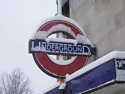 Het logo van de Londense metro aan de gevel