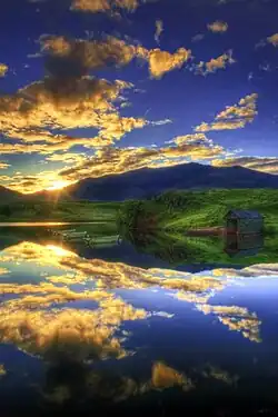 Snowdon bij zonsopgang langs Llyn Y Dywarchen