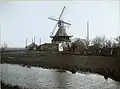 De molen gezien vanaf een andere hoek in 1920, waarbij de omgeving van het Veenpad goed te zien is.