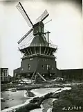 De molen tijdens de opvijzeling in 1929.