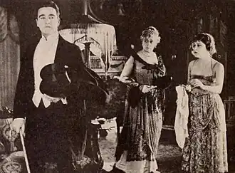 Scène uit Society for Sale