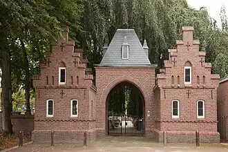 Poortgebouw met muur rooms-katholieke begraafplaats