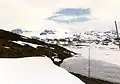 Sognefjellvegen in 1997. De palen markeren de route voor de sneeuwruimers.