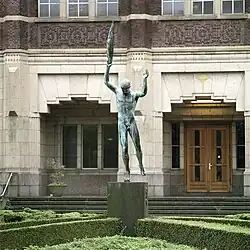 Beeld van Prometheus voor het hoofdgebouw van de TU Delft, door Oswald Wenckebach, 1953
