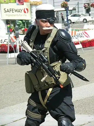 Cosplayer uitgedost als Solid Snake