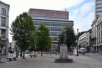 Hoofdzetel van het NVSM in Brussel, met het standbeeld van Gabrielle Petit op het Sint-Jansplein op de voorgrond