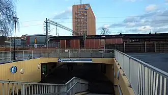 De noordelijke onderdoorgang, met op de achtergrond het gemeentehuis.