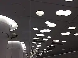 De verlichting in het plafond