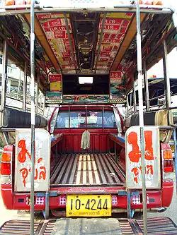 binnenkant van een pick-up songtaew