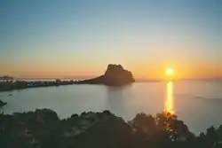 Zonsopgang bij Calp met de rots Peñón de Ifach