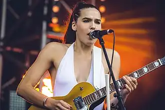 Sophie Hawley-Weld tijdens een optreden van Sofi Tukker in 2016