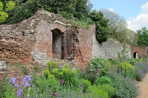 Paleistuin met ruïnes