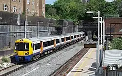 De Overground rijdt vlak na vertrekt onder de brug van de Chiltern Main Line naar de South Hampstead tunnels.