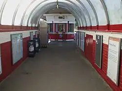 De kaartverkoop bij de gang tussen trap en perron.