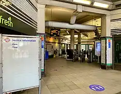 De ingang van het station
