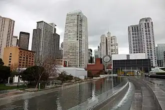 Het Yerba Buena Center for the Arts (rechts), het SFMOMA (midden) en hoogbouw in South of Market, gezien vanaf de Yerba Buena Gardens