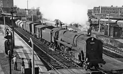 Een goederentrein naar Londen passeert Southall op 28 oktober 1961.