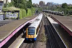 De Overground naar Euston, rechts de WCML.