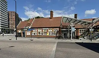 Stationsingang zoals gezien in juni 2024