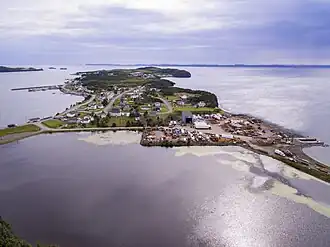 Zuidwaarts gericht zicht op de dorpskern van Southern Harbour