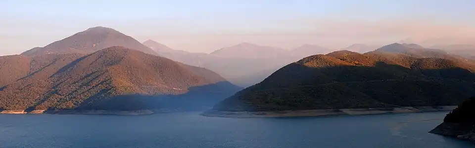 Het zuidelijke uiteinde van het Goedamakarigebergte bij het Zjinvali-stuwmeer