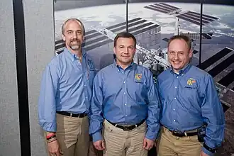 De bemanning voor de lancering, van links naar rechts Richard Garriott, Joeri Lontsjakov en Michael Fincke