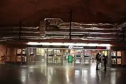 De stationsingang in de voetgangerstunnel