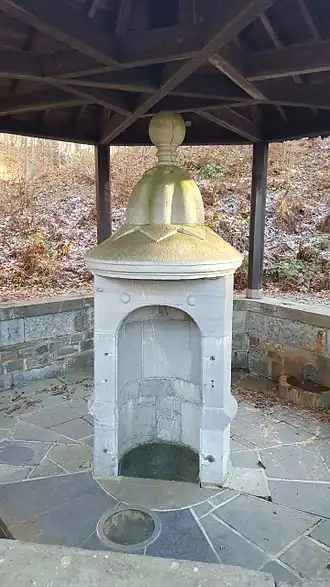 Rechtsachter de nis van de Sauvenièrebron het kraantje van de Groesbeekbron