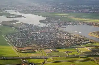 Luchtfoto van Spaarndam. Op de voorgrond Spaarndam-Oost, in de gemeente Haarlemmerliede en Spaarnwoude, aan de overkant van het Spaarne Spaarndam-West, in de gemeente Haarlem.