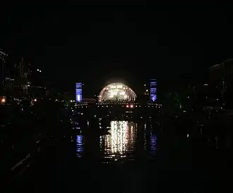 Het Spaarnestadconcert 's avonds in 2019 op de nieuwe locatie op de Jansbrug over de Nieuwe Gracht te Haarlem