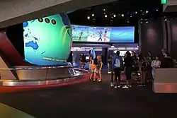 Na de rit bevindt zich een ruimte met educatieve en interactieve elementen.