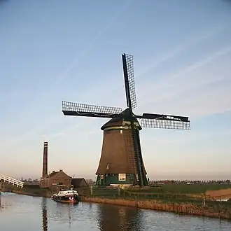 Kaagmolen, met links ervan het gemaal