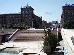 Ingang metrostation en standbeeld van Spandaryan