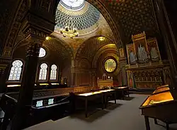 Galerij met orgel en koepel