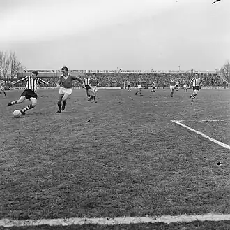 Van Beveren (links) voor Sparta in de aanval tegen Fortuna '54 (30 januari 1966).