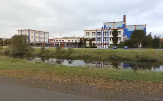 De hoofdgebouwen van Speelstad Oranje aan het Oranjekanaal