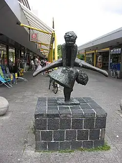 Haasje-over spelende kinderen (brons), Delft (1967)