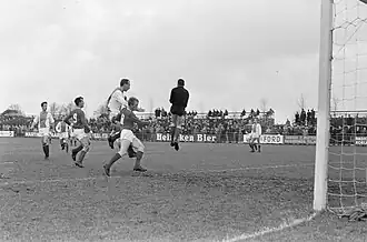 Beets (rugnummer 9) in actie namens Alkmaar '54 in 1966