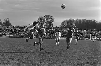 Rettkowski (rechts) met VVV in duel tegen Ajax (2-2) op 13 maart 1977.